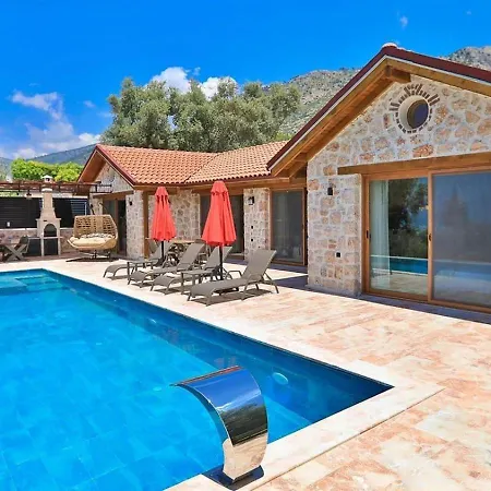 Uezuemlue 2 Bedroom Secluded With Private Pool Hot Tub