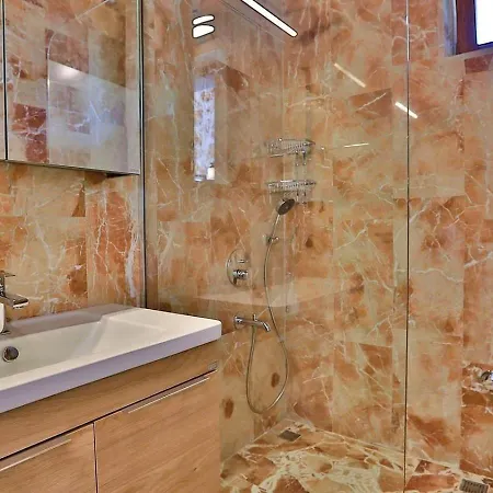 Uezuemlue 2 Bedroom Secluded With Private Pool Hot Tub *