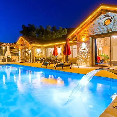 别墅 Uezuemlue 2 Bedroom Secluded With Private Pool Hot Tub