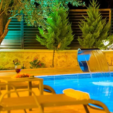 别墅 Uezuemlue 2 Bedroom Secluded With Private Pool Hot Tub *