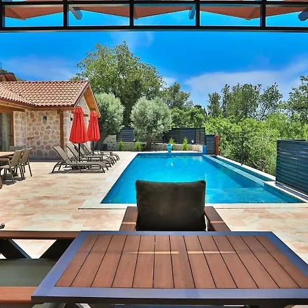 别墅 Uezuemlue 2 Bedroom Secluded With Private Pool Hot Tub *
