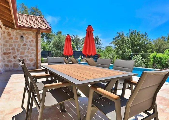 Uezuemlue 2 Bedroom Secluded With Private Pool Hot Tub فيلة