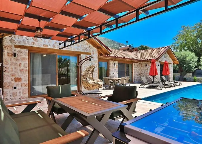 Uezuemlue 2 Bedroom Secluded With Private Pool Hot Tub فيلة كالكان
