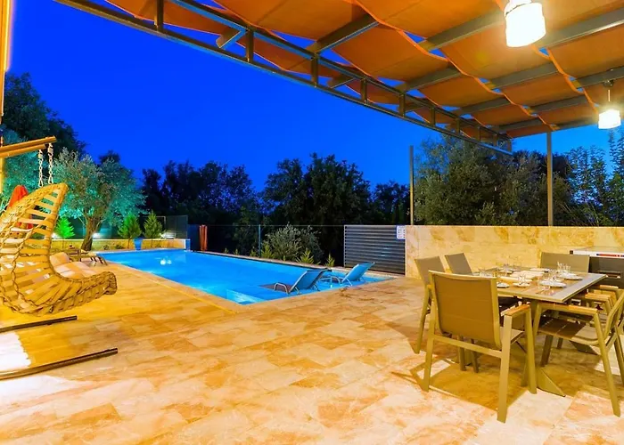 Uezuemlue 2 Bedroom Secluded With Private Pool Hot Tub * كالكان