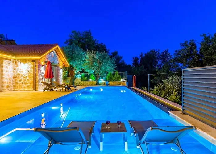 Uezuemlue 2 Bedroom Secluded With Private Pool Hot Tub فيلة