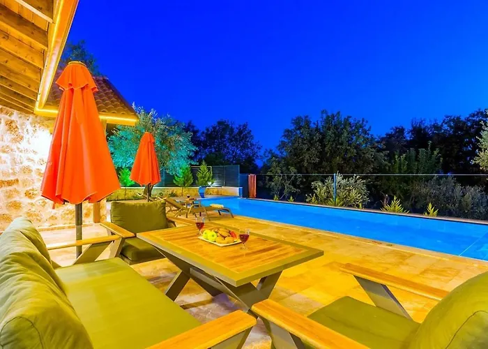 Uezuemlue 2 Bedroom Secluded With Private Pool Hot Tub فيلة كالكان