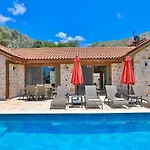 Uezuemlue 2 Bedroom Secluded With Private Pool Hot Tub Вилла