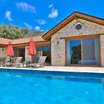 Вилла Uezuemlue 2 Bedroom Secluded With Private Pool Hot Tub *