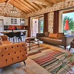 Uezuemlue 2 Bedroom Secluded With Private Pool Hot Tub Вилла *