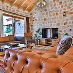 Uezuemlue 2 Bedroom Secluded With Private Pool Hot Tub Вилла