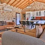 Uezuemlue 2 Bedroom Secluded With Private Pool Hot Tub