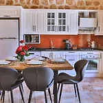 Вилла Uezuemlue 2 Bedroom Secluded With Private Pool Hot Tub Калкан