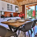 Uezuemlue 2 Bedroom Secluded With Private Pool Hot Tub Вилла