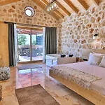 Вилла Uezuemlue 2 Bedroom Secluded With Private Pool Hot Tub
