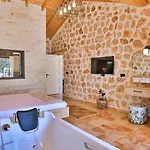 Вилла Uezuemlue 2 Bedroom Secluded With Private Pool Hot Tub *