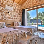 Вилла Uezuemlue 2 Bedroom Secluded With Private Pool Hot Tub