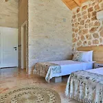 Uezuemlue 2 Bedroom Secluded With Private Pool Hot Tub Вилла