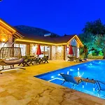 Uezuemlue 2 Bedroom Secluded With Private Pool Hot Tub Вилла Калкан