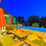 Uezuemlue 2 Bedroom Secluded With Private Pool Hot Tub Вилла Калкан