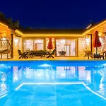 Вилла Uezuemlue 2 Bedroom Secluded With Private Pool Hot Tub *
