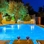 Вилла Uezuemlue 2 Bedroom Secluded With Private Pool Hot Tub *