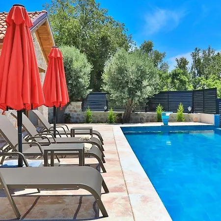 Uezuemlue 2 Bedroom Secluded With Private Pool Hot Tub Vilă *