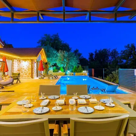 Uezuemlue 2 Bedroom Secluded With Private Pool Hot Tub Villa *