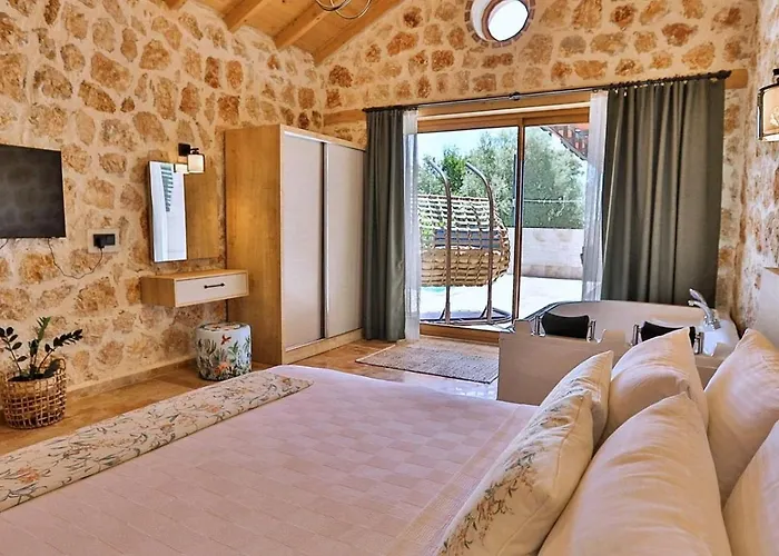Uezuemlue 2 Bedroom Secluded With Private Pool Hot Tub
