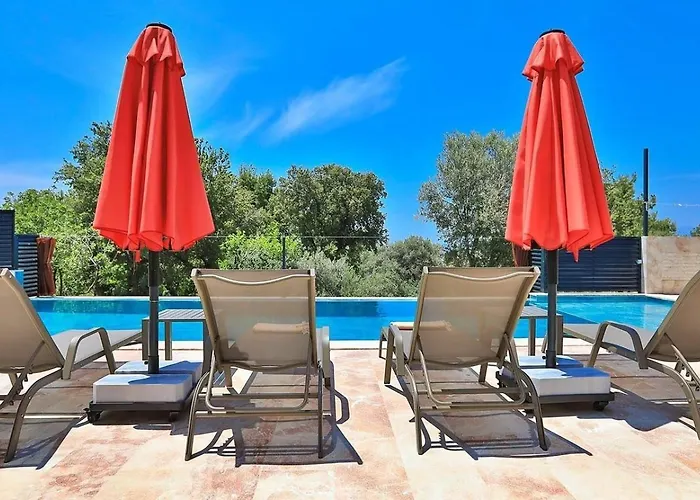 Villa Uezuemlue 2 Bedroom Secluded With Private Pool Hot Tub