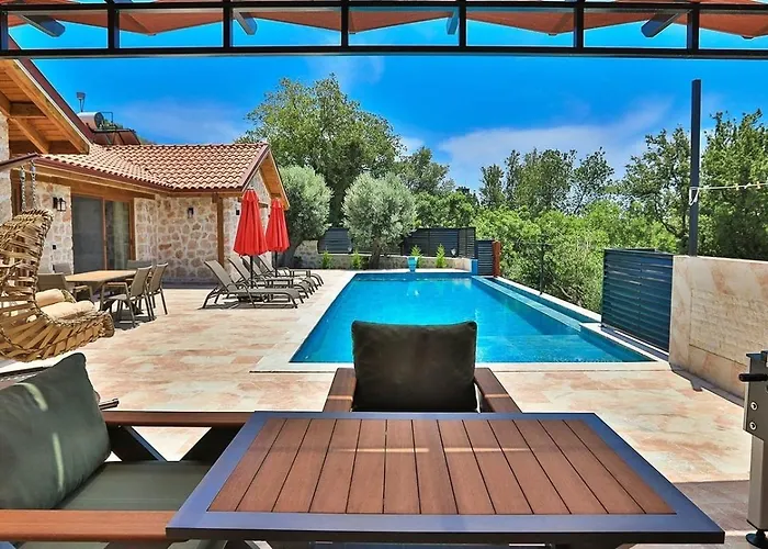 Villa Uezuemlue 2 Bedroom Secluded With Private Pool Hot Tub *